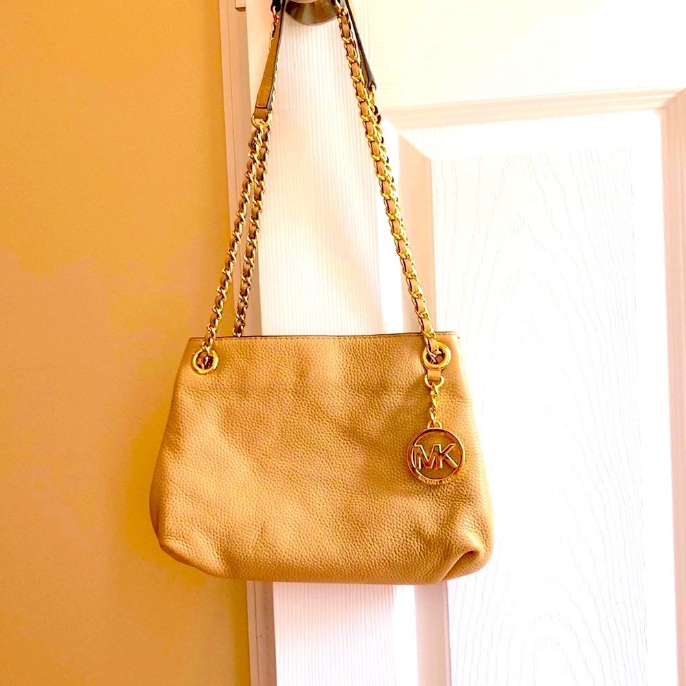 Michael Kors leather shoulder handbag. 8 x 10 x 4. Very gently used 2 times.